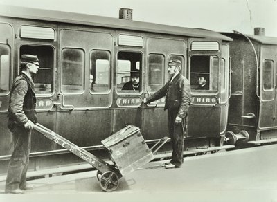 Portiers de quai à une gare, 1885 - English Photographer