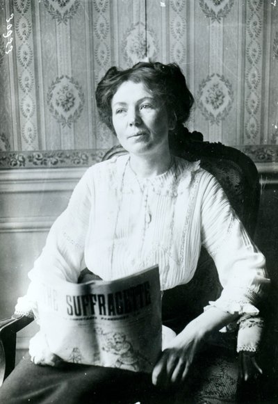 Portrait de Christabel Pankhurst lisant un exemplaire de The Suffragette vers 1905 - English Photographer