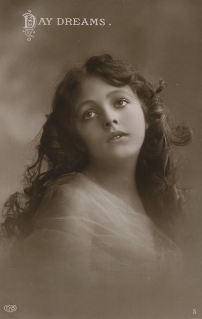 Jolie fille, rêvassant - English Photographer