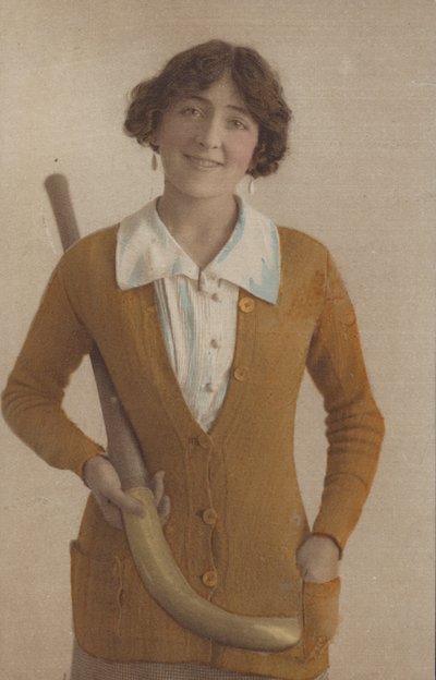 Jolie fille, en pull tricoté, avec des boucles d