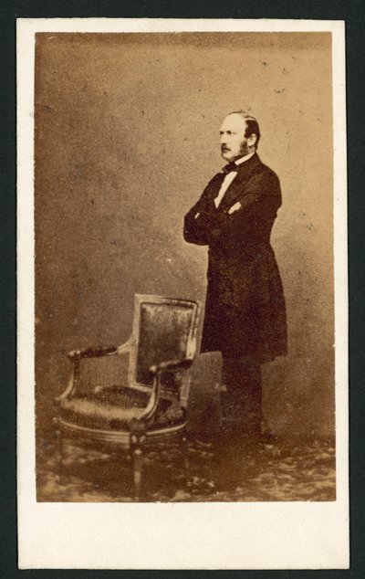 Prince Albert, debout derrière une chaise - English Photographer