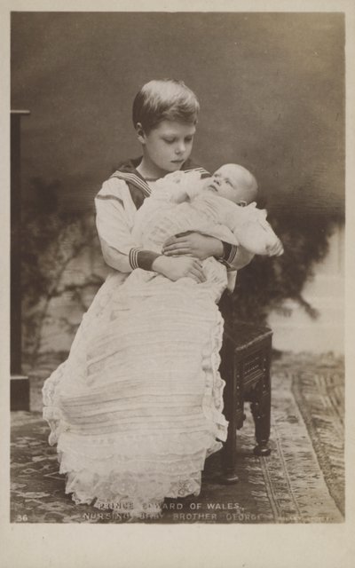 Prince Edward de Galles, tenant son frère bébé George - English Photographer