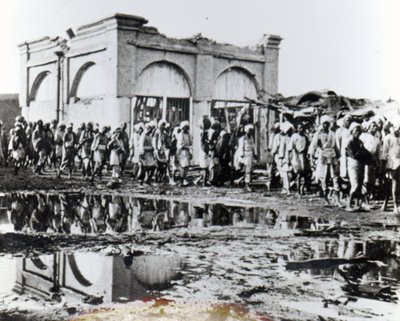 Prisonniers passant le Mihrab, la Maison de Prière du Khalifa, 1898 - English Photographer