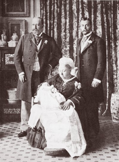 La reine Victoria tenant le roi Édouard VIII lors de son baptême le 16 juillet 1894 - English Photographer