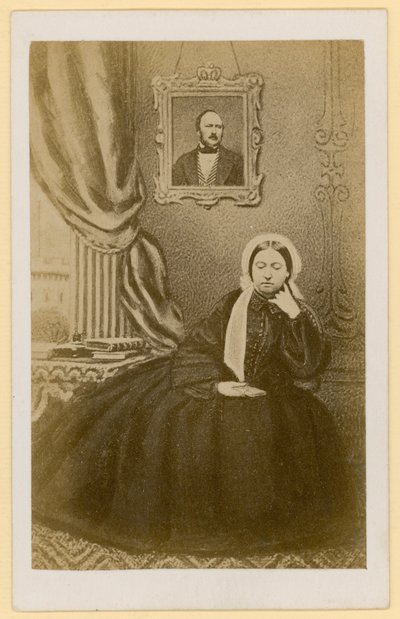 Reine Victoria, veuve, avec un portrait du Prince Consort derrière elle - English Photographer