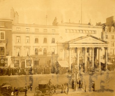 Faire la queue au Haymarket en 1895 pour la première de Trilby avec Tree - English Photographer