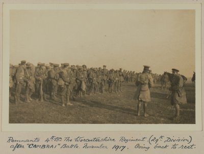 Restes du 4e Bn. Le Régiment de Worcestershire (29e Division) après la bataille de «CAMBRAI», novembre 1917, retour au repos - English Photographer