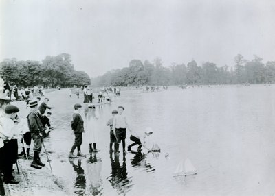 Round Pond, Kensington Gardens - English Photographer