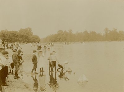 Round Pond, Kensington Gardens, Londres - English Photographer