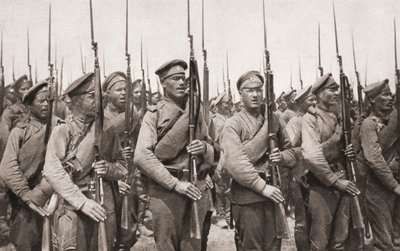 Infanterie russe en parade et présentant les armes pendant la Première Guerre mondiale, de The Illustrated War News, 1915 - English Photographer