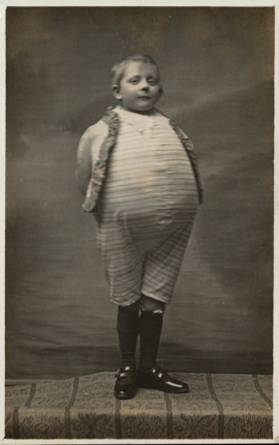 Écolier déguisé avec un très gros ventre - English Photographer