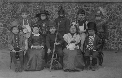 Écoliers, Norfolk, en déguisement début du 20e siècle - English Photographer