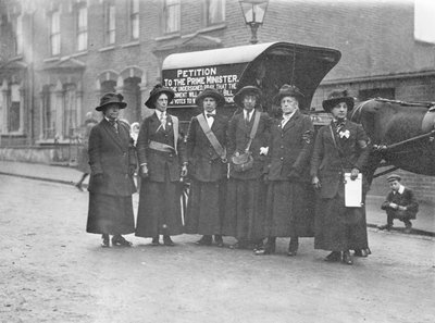 Les suffragettes écossaises arrivent à Londres pour livrer une pétition - English Photographer
