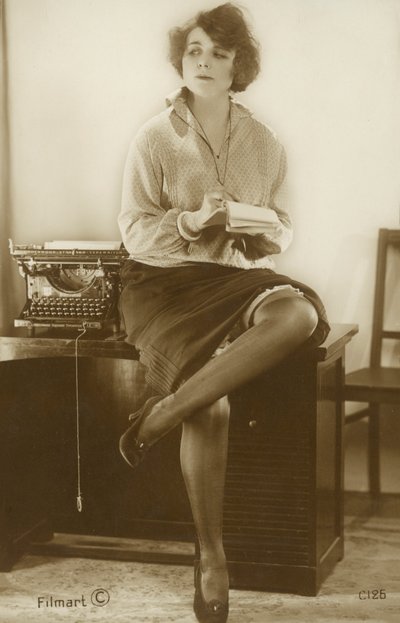 Secrétaire assise sur un bureau (photo n/b) - English Photographer