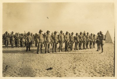 Montre une partie de ma compagnie en parade à Shusha - Désert Libyen 6h30, septembre 1916 - English Photographer