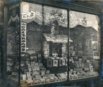 Vitrine affichant des cartes de Noël et des calendriers - English Photographer