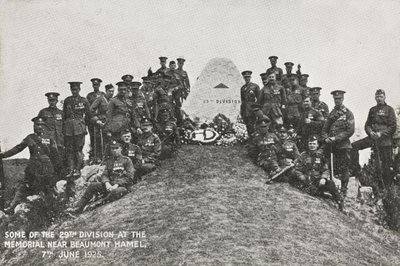 Quelques membres de la 29e Division au mémorial près de Beaumont Hamel, 7 juin 1925 - English Photographer