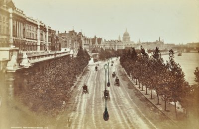 Somerset House, Victoria Embankment, Westminster : vue vers le nord depuis Waterloo Bridge, 1895 - English Photographer