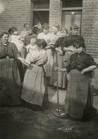 Scène de rue, femmes et bébés, Londres - English Photographer