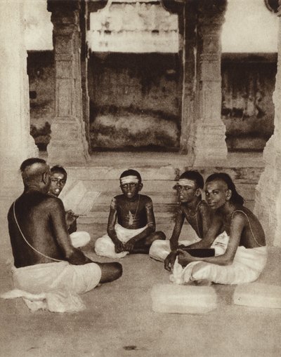 Étudiants assistant à une école de temple à Ramesworam, Madras, Inde (photo n/b) - English Photographer