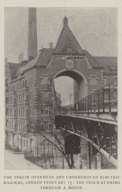 Le chemin de fer électrique aérien et souterrain de Berlin, ouvert le 15 février, la voie passant à travers une maison - English Photographer