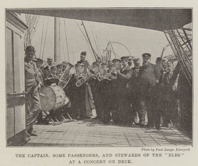 Le capitaine, quelques passagers et stewards de l