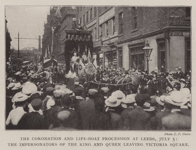 Le couronnement et la procession des bateaux de sauvetage à Leeds, 5 juillet, les imitateurs du roi et de la reine quittant Victoria Square - English Photographer