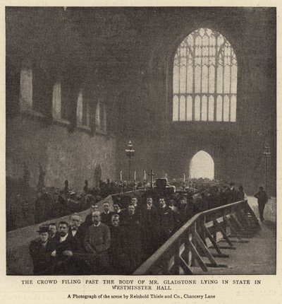 La foule défilant devant le corps de M. Gladstone exposé en chapelle ardente dans le Westminster Hall - English Photographer