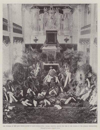 Les funérailles du feu prince Alfred de Saxe-Cobourg-Gotha, hommages floraux autour du catafalque dans l