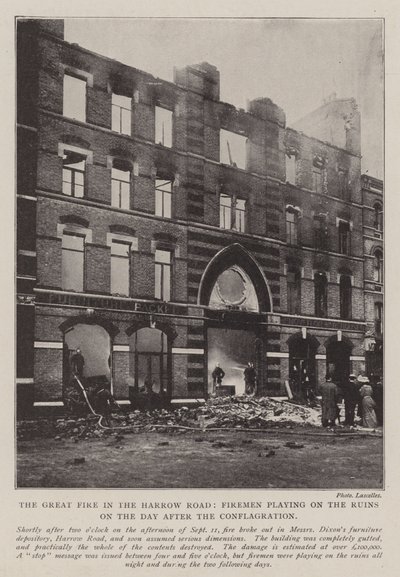 Le grand incendie dans Harrow Road, pompiers arrosant les ruines le lendemain du sinistre - English Photographer