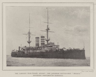 Le plus grand navire de guerre flottant, le cuirassé japonais Mikasa entrant dans le port de Portsmouth - English Photographer