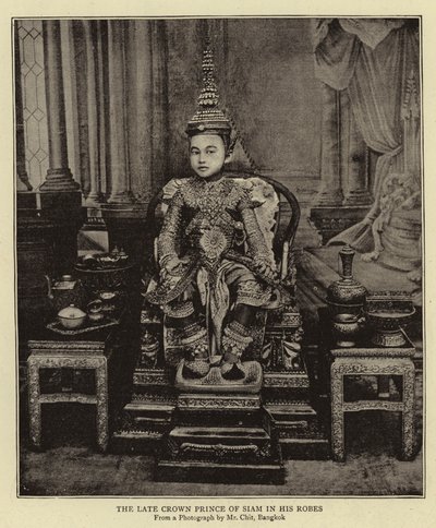 Le défunt prince héritier de Siam dans ses robes - English Photographer