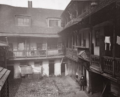 The Oxford Arms in Warwick Lane, 1875, de Historic London Buildings par Alfred et John Bool (f.1850-1900) et Henry Dixon (1820-92) - English Photographer