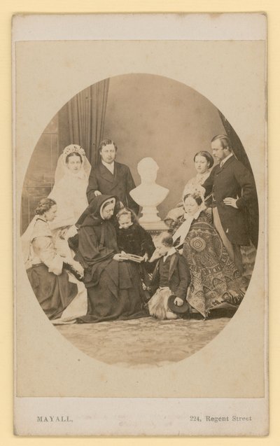 Le prince de Galles, futur roi Édouard VII, avec sa nouvelle épouse, dans un groupe royal, y compris la reine Victoria - English Photographer