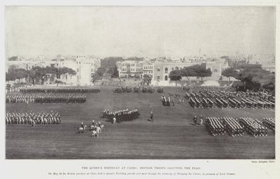 Anniversaire de la reine au Caire, les troupes britanniques saluant le drapeau - English Photographer