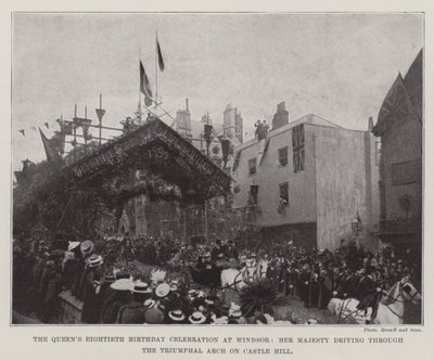 Célébration du quatre-vingtième anniversaire de la reine à Windsor, Sa Majesté passant sous l