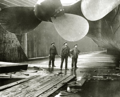 Les hélices du Titanic dans le bassin de radoub Thompson de Harland & Wolff, Belfast, Irlande, 1910-11 - English Photographer