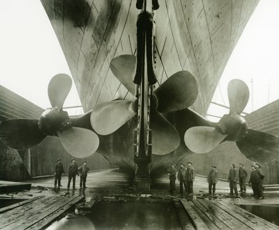 Les hélices du Titanic dans le dock de Thompson Graving de Harland et Wolff, Belfast, Irlande, 1910-11 - English Photographer