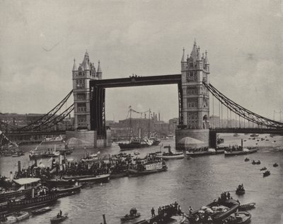 Le Tower Bridge, en regardant vers l
