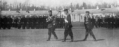 Le tsar et le grand-duc Michelovitch marchant sur le terrain de parade à Saint-Pétersbourg, illustration de The King, 25 mai 1901 - English Photographer