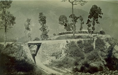 La boucle à Agony Point à Tindharia sur le chemin de fer himalayen de Darjeeling, années 1880 (tirage albuminé) - English Photographer