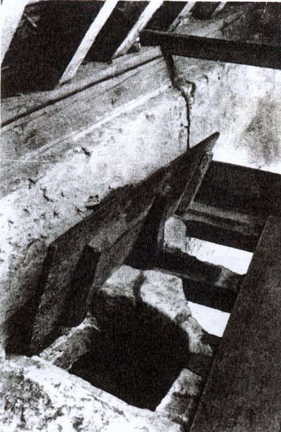 La cachette des prêtres dans un escalier à Sawston Hall conçue et réalisée par le martyr et saint jésuite, Nicholas Owen, vers 1935 - English Photographer