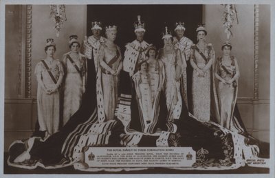 La famille royale dans leurs robes de couronnement - English Photographer