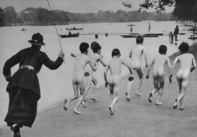 La bergère impitoyable, Une scène au bord de la Serpentine à Hyde Park, Londres - English Photographer