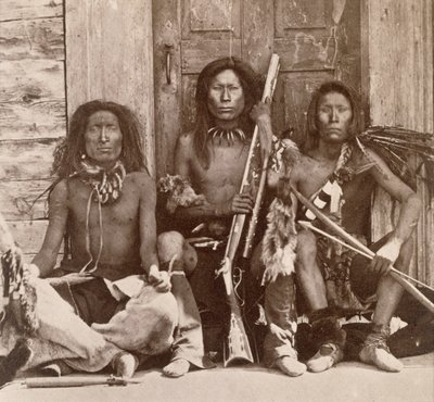 Trois braves indiens, photographiés par les Royal Engineers sur le quarante-neuvième parallèle (photo sépia) - English Photographer