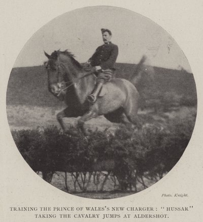 Entraînement du nouveau cheval du prince de Galles, hussard prenant les sauts de cavalerie à Aldershot - English Photographer