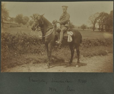 Trompettiste de la Leicestershire Royal Horse Artillery dans un camp d