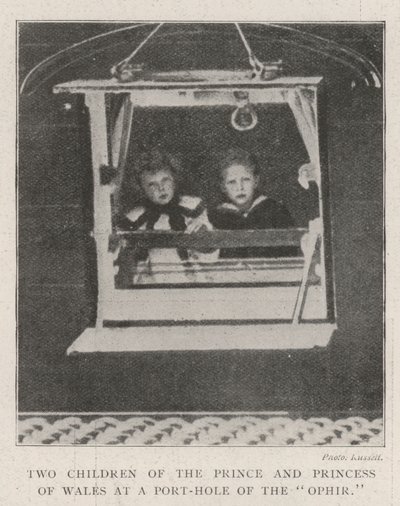 Deux enfants du prince et de la princesse de Galles à un hublot de l