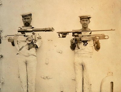 Deux marins du HMS Glory, tenant des fusils - English Photographer