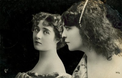 Deux femmes posent - English Photographer